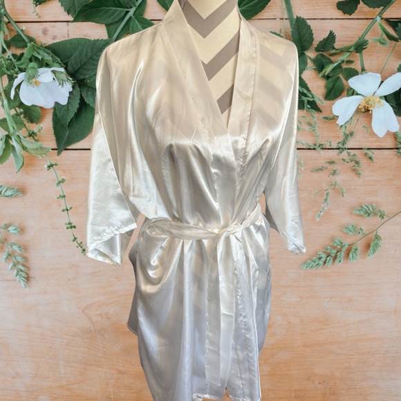White satin robe - Picture 1 of 2